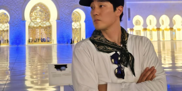 배우 소지섭이 아부다비 도심에서 팬사인회 일정을 마친 뒤 여유로운 미소를 짓고 있다