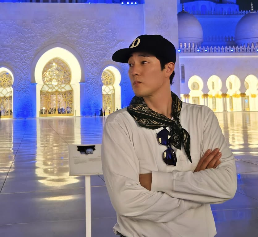 소지섭, 아부다비 팬사인회 후 여유로운 여행자로 변신 배우 소지섭이 아부다비 도심에서 팬사인회 일정을 마친 뒤 여유로운 미소를 짓고 있다