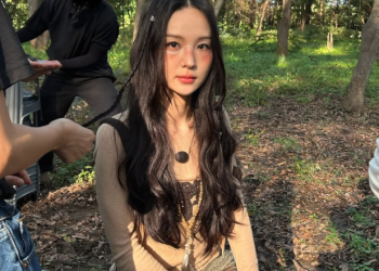 송소희가 두 번째 미니앨범 뮤직비디오 촬영 현장에서 카메라를 응시하고 있다