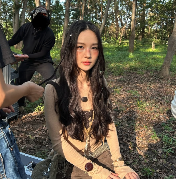 송소희, 두 번째 미니앨범 MV 촬영 현장 공개 송소희가 두 번째 미니앨범 뮤직비디오 촬영 현장에서 카메라를 응시하고 있다