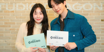 드라마 태풍상사 대본 리딩 현장에서 배우들이 호흡을 맞추고 있다