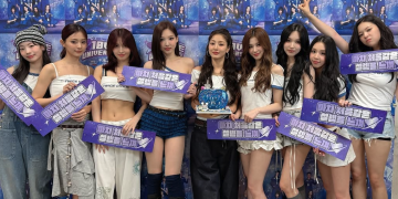 트와이스가 데뷔 10주년 팬미팅에서 단체 포즈를 취하고 있다