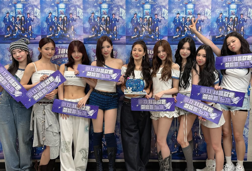 트와이스, 10주년 팬미팅에서 빛난 단체의 따뜻한 케미 트와이스가 데뷔 10주년 팬미팅에서 단체 포즈를 취하고 있다
