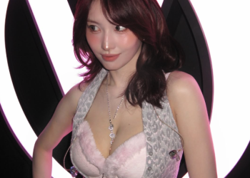 트와이스 모모가 빅토리아 시크릿 패션쇼 비하인드에서 포즈를 취하고 있다