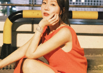 엄지원이 화보 촬영 중 카메라를 향해 미소 짓고 있다