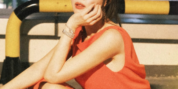 엄지원이 화보 촬영 중 카메라를 향해 미소 짓고 있다