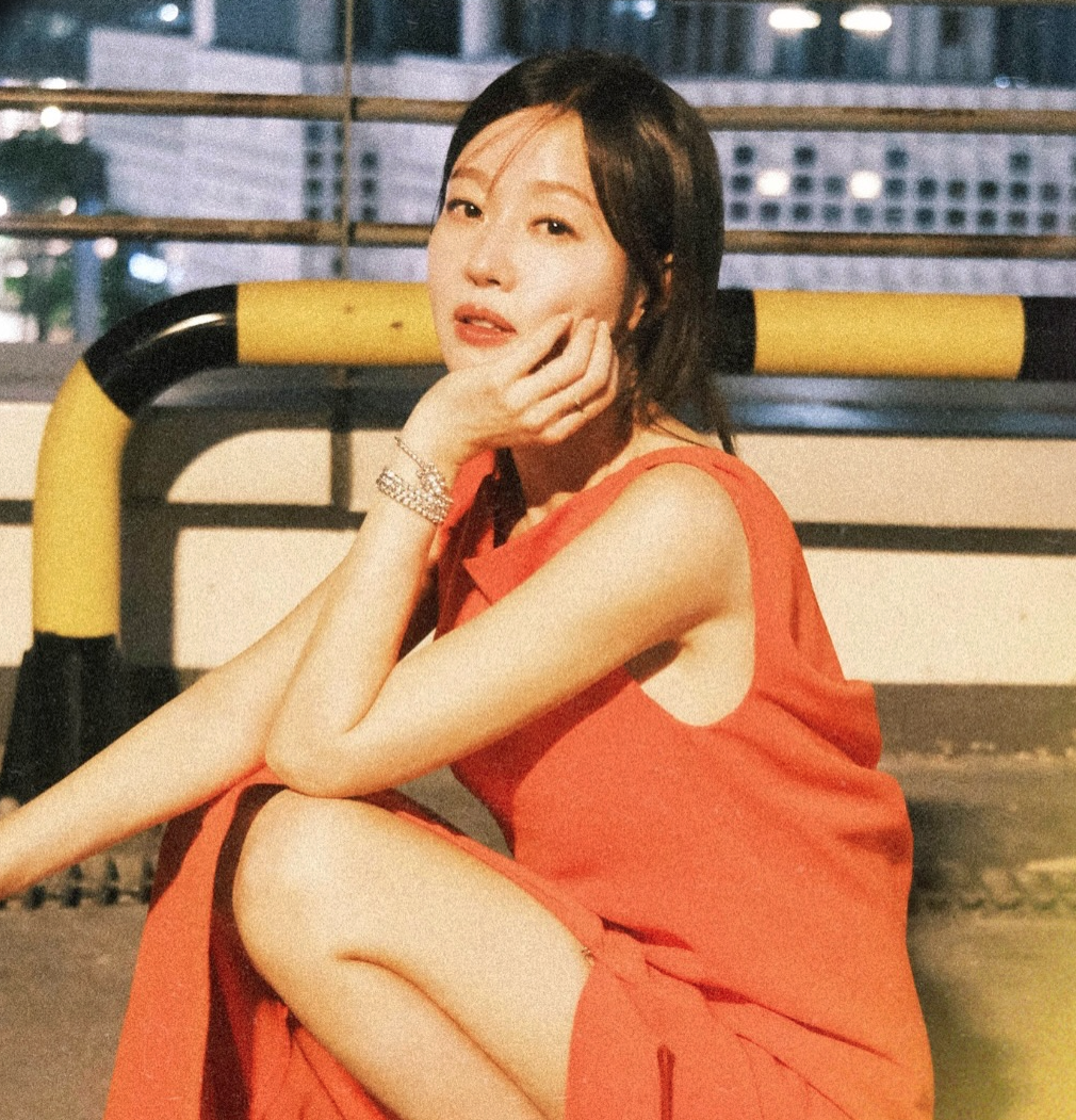 엄지원이 화보 촬영장에서 자연스러운 포즈를 취하고 있다