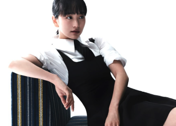 배우 원진아가 kitto 화보에서 세련된 분위기를 뽐내고 있다