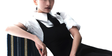 배우 원진아가 kitto 화보에서 세련된 분위기를 뽐내고 있다