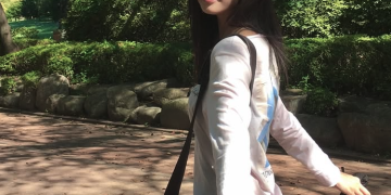 배우 우다비가 자연스러운 일상 속에서 따뜻한 미소를 짓는 모습