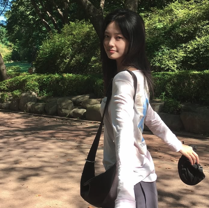 우다비, 따뜻한 일상 속 청춘의 감성 배우 우다비의 자연스러운 일상컷