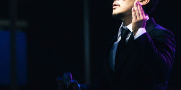 무대 위에서 마이크를 잡고 노래하는 양동근