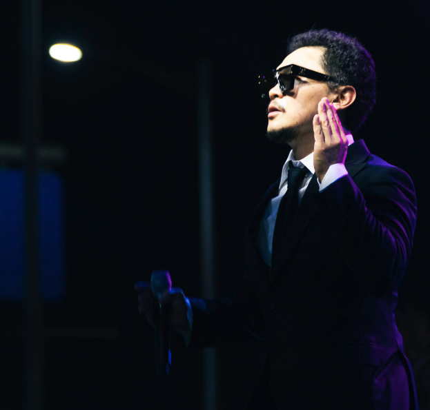 양동근, 가수로서의 무대 퍼포먼스 무대 위에서 마이크를 잡고 노래하는 양동근