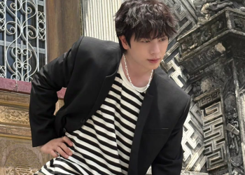 화보 촬영장에서 포즈를 취하는 배우 육성재의 자연스러운 비하인드 모습