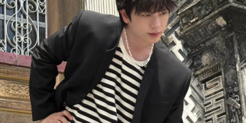 화보 촬영장에서 포즈를 취하는 배우 육성재의 자연스러운 비하인드 모습