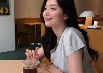 배우 윤채경이 카페에서 커피를 마시며 여유로운 일상을 보내는 모습