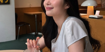 배우 윤채경이 카페에서 커피를 마시며 여유로운 일상을 보내는 모습