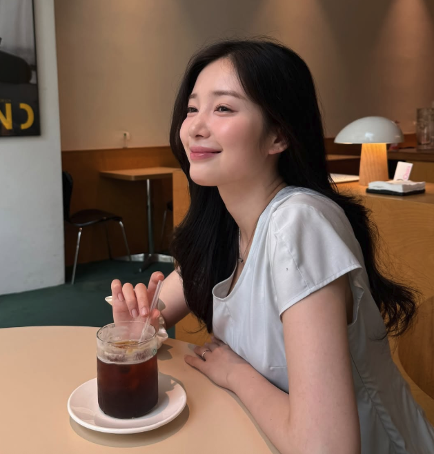 윤채경, 커피 한 잔과 함께한 평온한 오후 배우 윤채경이 카페에서 커피를 마시며 여유로운 오후를 보내는 모습