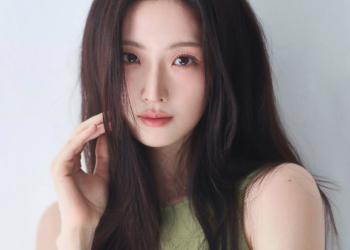 배우 유수연이 인스타그램 프로필에서 미소를 짓고 있다