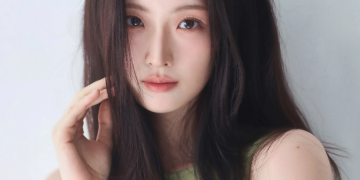 배우 유수연이 인스타그램 프로필에서 미소를 짓고 있다