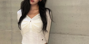 안유진, 무대 위 프로다운 태도와 일상 속 진솔한 매력 | 이슈모어 아이브 안유진이 인스타그램에서 미소 짓는 일상 모습을 보여주고 있다