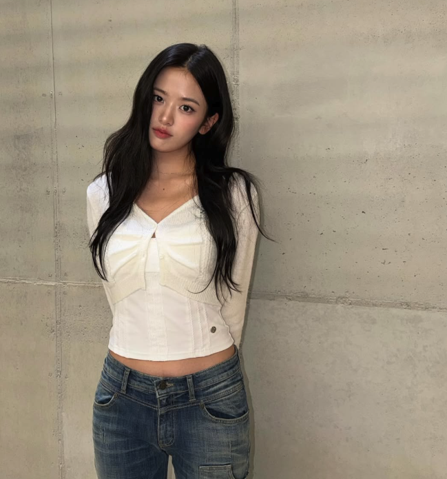 아이브 안유진이 인스타그램에서 미소 짓는 일상 모습을 보여주고 있다