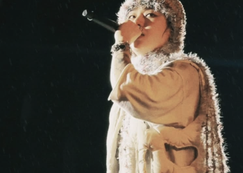 가수 지코가 무대 위에서 공연 중 강렬한 눈빛을 선보이고 있다