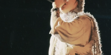 가수 지코가 무대 위에서 공연 중 강렬한 눈빛을 선보이고 있다