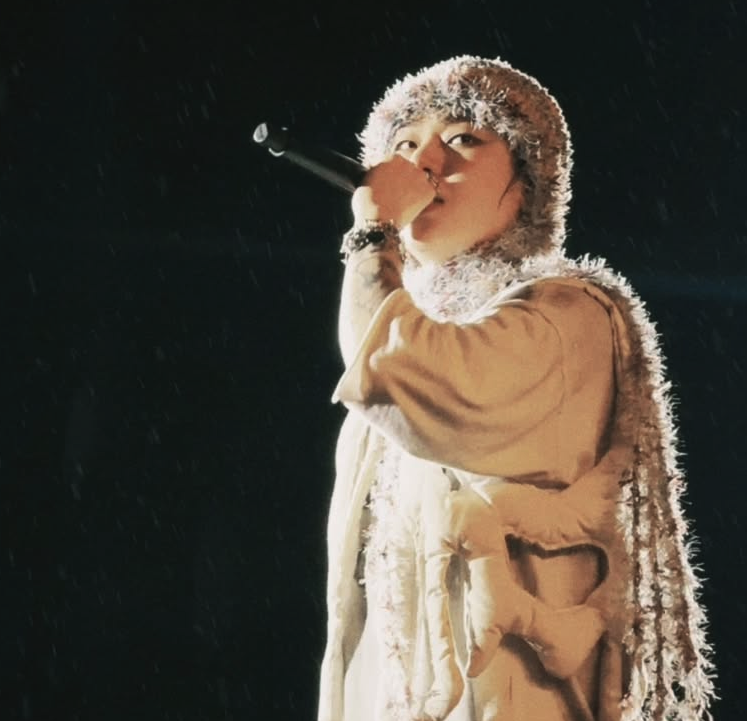 지코, 무대 위에서 폭발적인 에너지 발산 가수 지코가 무대 위에서 공연 중 강렬한 눈빛을 선보이고 있다