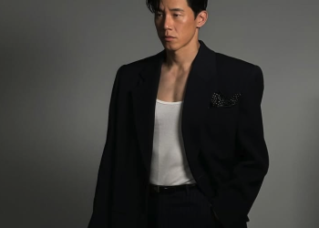 김무열, 화보 속 시크한 남성미로 드러낸 배우의 깊이 | 이슈모어 화보 촬영장에서 짙은 남성미를 풍기는 배우 김무열의 포즈