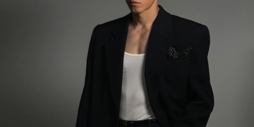 화보 촬영장에서 짙은 남성미를 풍기는 배우 김무열의 포즈