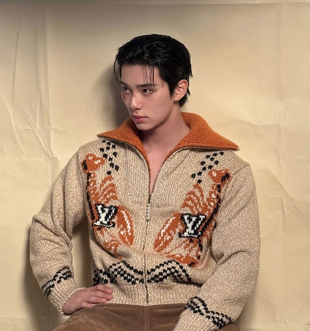 이채민, 데이즈드 화보에서 성숙한 무드로 시선을 사로잡다 데이즈드 화보 촬영 중 따뜻한 니트 재킷을 입은 배우 이채민