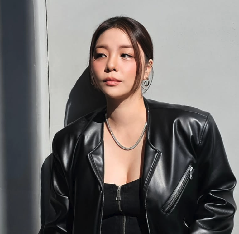 에일리가 SNS에 일상 사진과 함께 ‘베일드 뮤지션 많은 사랑 부탁드립니다’라는 메시지를 전하는 모습