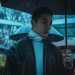 비 내리는 거리에서 검은 우산을 들고 서 있는 배나라의 약한영웅2 스틸컷