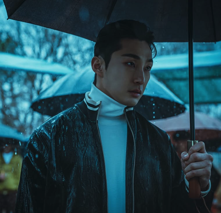비 오는 장면에서 검은 우산을 들고 서 있는 배나라의 약한영웅2 스틸컷