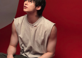 촬영 현장에서 자연스럽게 포즈를 취하는 변우석의 비하인드 컷