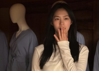 모범택시3 촬영 현장에서 긴장된 표정으로 서 있는 차시연의 장면