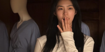 모범택시3 촬영 현장에서 긴장된 표정으로 서 있는 차시연의 장면
