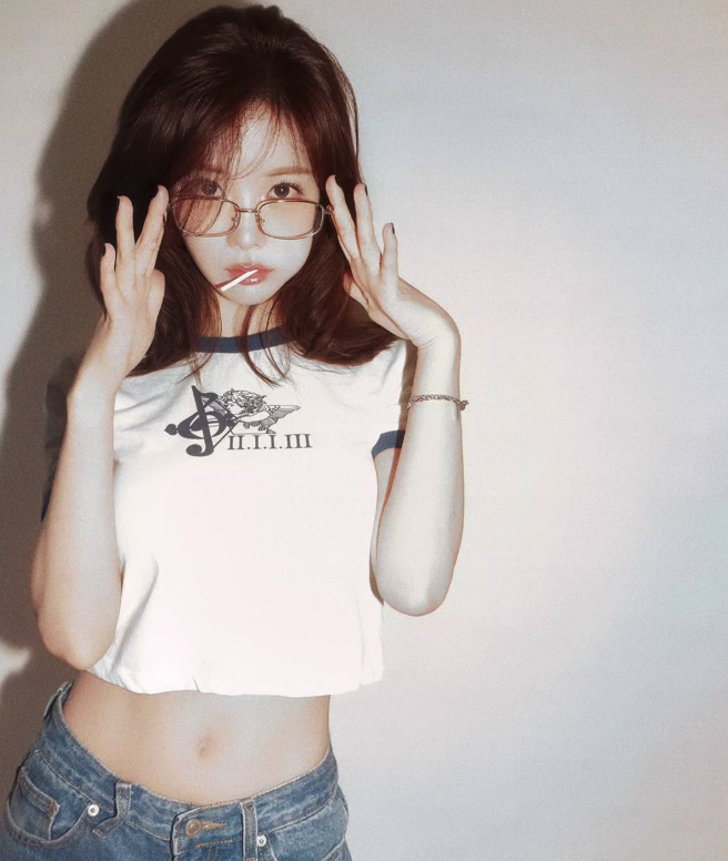 가수 출신 배우 조현영, 인스타그램에서 건강미와 자신감을 보여주다 조현영이 인스타그램에서 건강미 넘치는 사진을 공개하며 자신감을 드러낸 모습