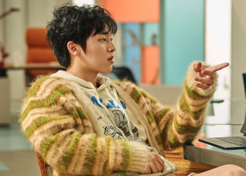 영화 사마귀 속에서 감정 연기를 보여주는 최현욱 스틸컷