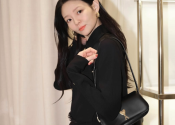 촬영 현장에서 블랙 의상을 입고 카메라를 향해 포즈를 취하는 이솜