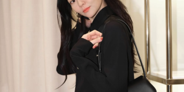 촬영 현장에서 블랙 의상을 입고 카메라를 향해 포즈를 취하는 이솜