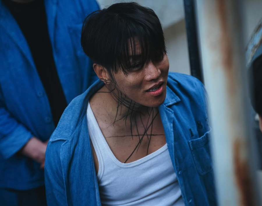 음문석, 디즈니플러스 ‘조각도시’에서 미스터리한 존재감 발산 드라마 ‘조각도시’ 속 음문석의 강렬한 스틸컷