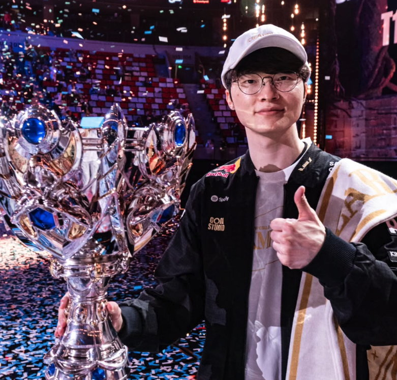 우승 트로피를 들어 올린 미드라이너의 순간 2025년 월드 챔피언십 트로피를 들고 포즈를 취한 페이커