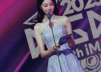 KGMA 2025 시상식 무대에서 드레스를 입고 마이크 앞에 선 공승연