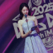 KGMA 2025 시상식 무대에서 드레스를 입고 마이크 앞에 선 공승연