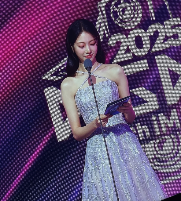 KGMA 2025 시상식에서 드레스를 입고 상을 발표하는 공승연