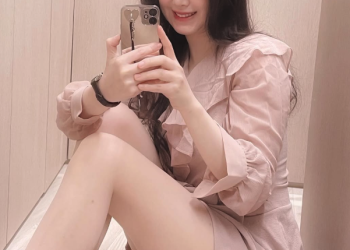구혜선이 쿠롤 샤랄라 원피스를 입고 바닥에 앉아 미소 지으며 셀카를 찍는 모습