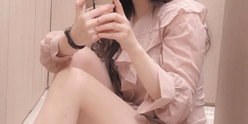 구혜선이 쿠롤 샤랄라 원피스를 입고 바닥에 앉아 미소 지으며 셀카를 찍는 모습