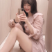 구혜선이 쿠롤 샤랄라 원피스를 입고 바닥에 앉아 미소 지으며 셀카를 찍는 모습